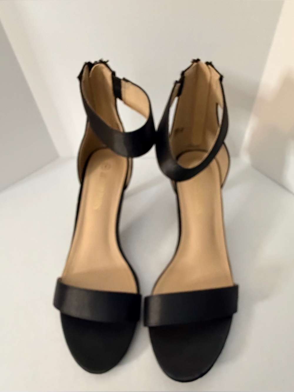 Kenneth Cole Reaction Viber Ankle Strap Sateen  Kitten Heel Sandals Size 8